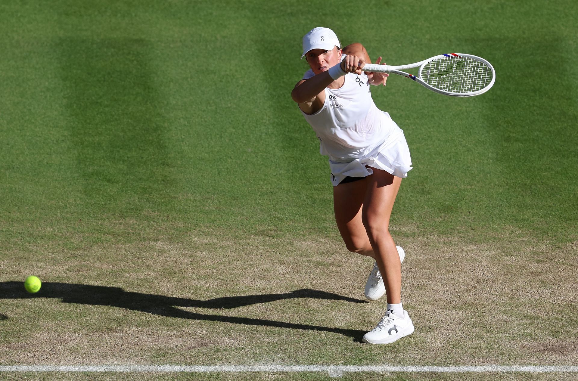 Iga Swiatek hits a forehand at Wimbledon | Image Source: Getty